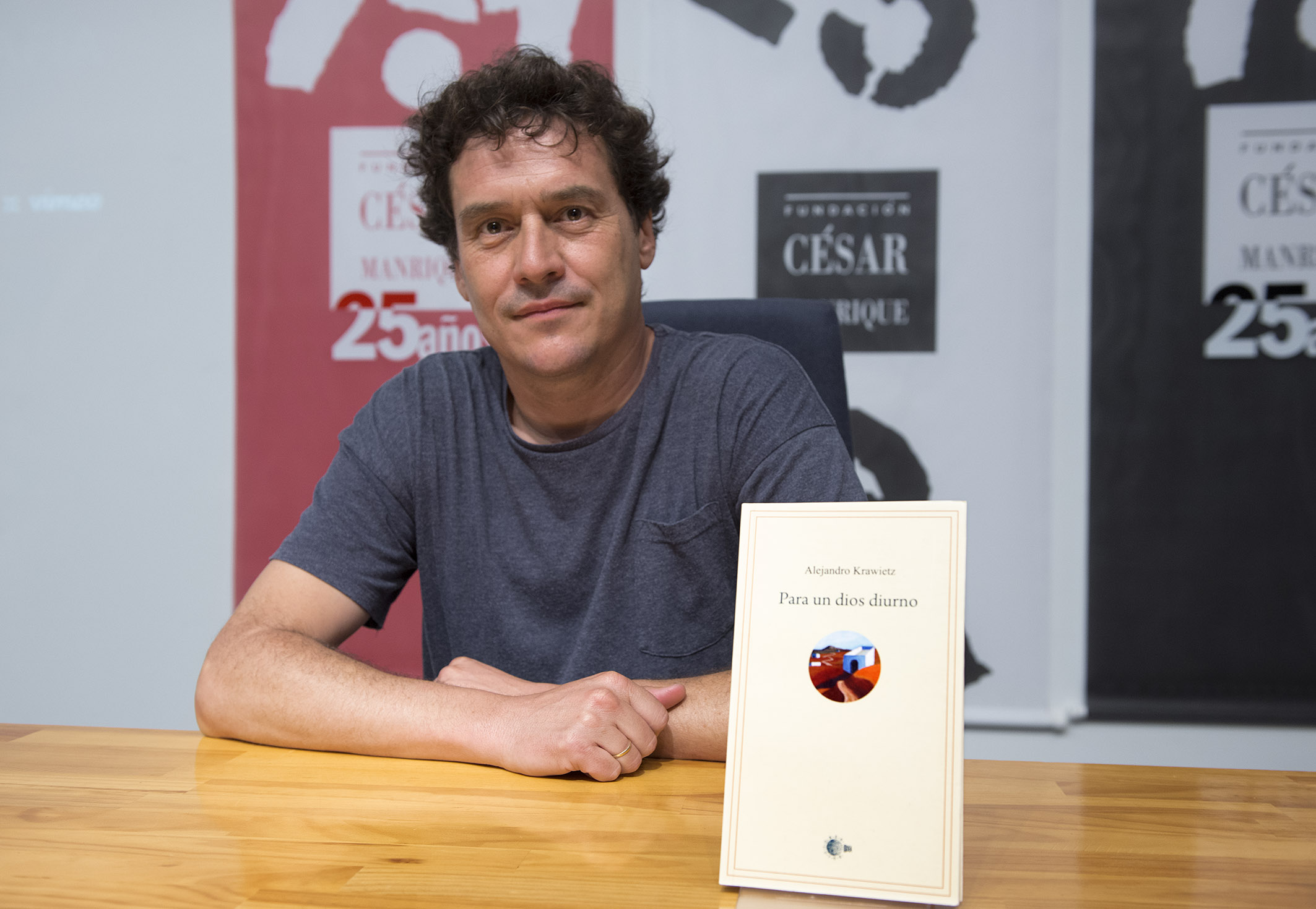 Alejandro Krawietz presentó su libro Para un dios diurno compartiendo la lectura de algunos de sus poemas con el público